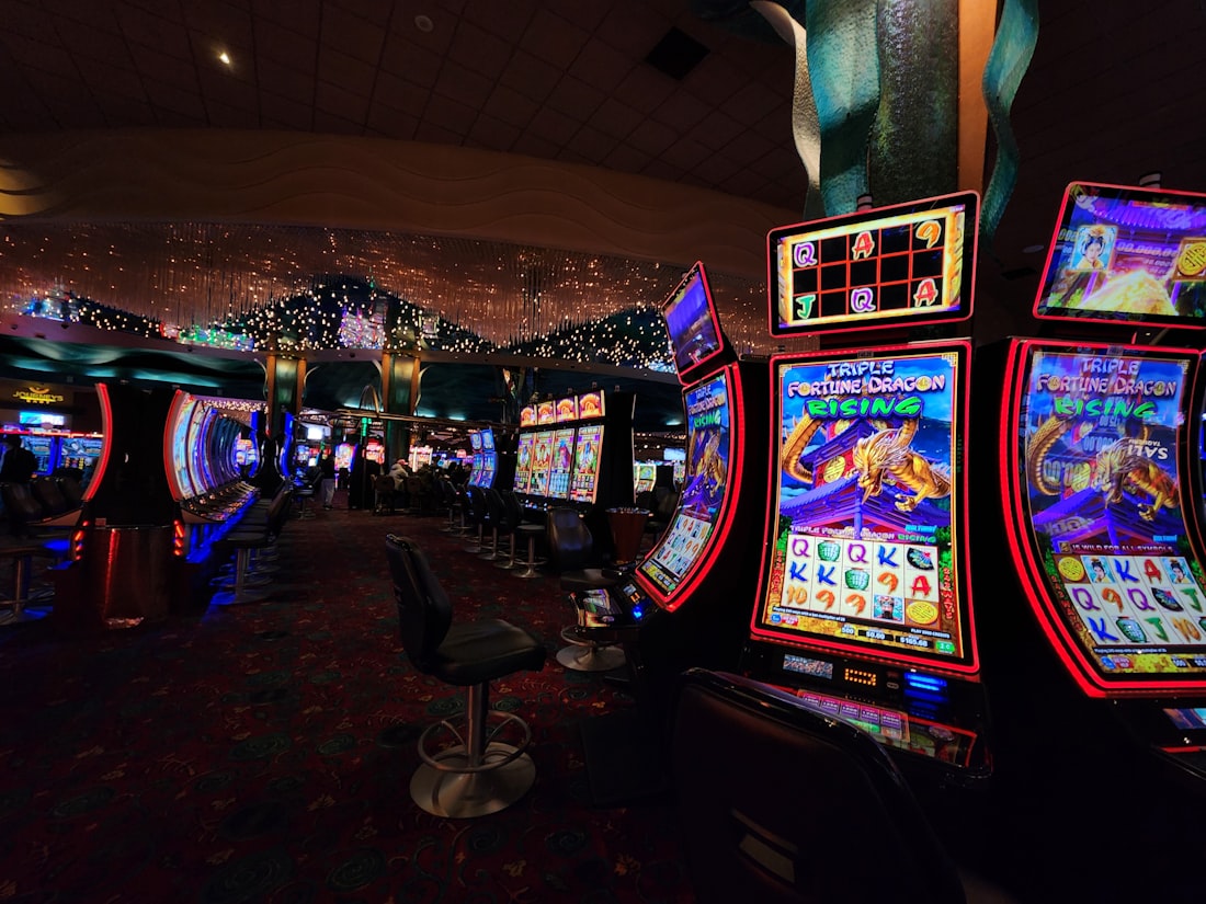 Meja permainan dengan dealer profesional di studio live casino