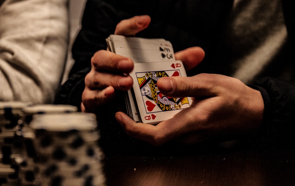 Kartu raja sekop di atas meja poker