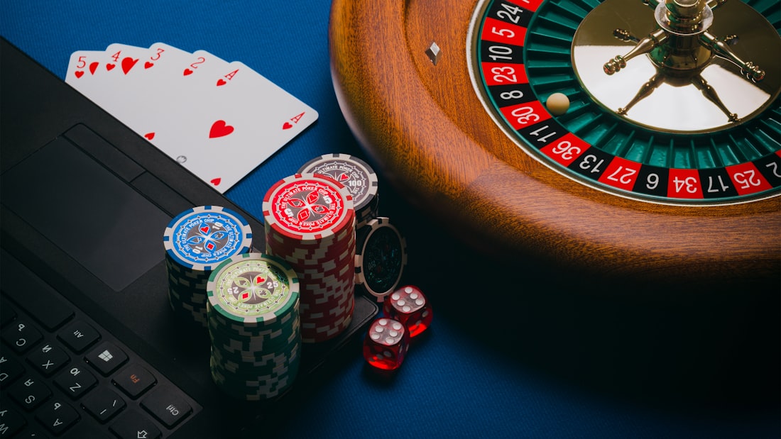 Chip roulette warna-warni melambangkan cashback mingguan