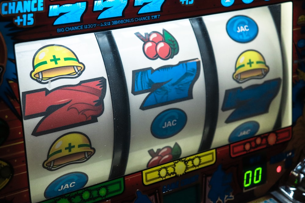 Mesin slot dengan simbol tujuh keberuntungan