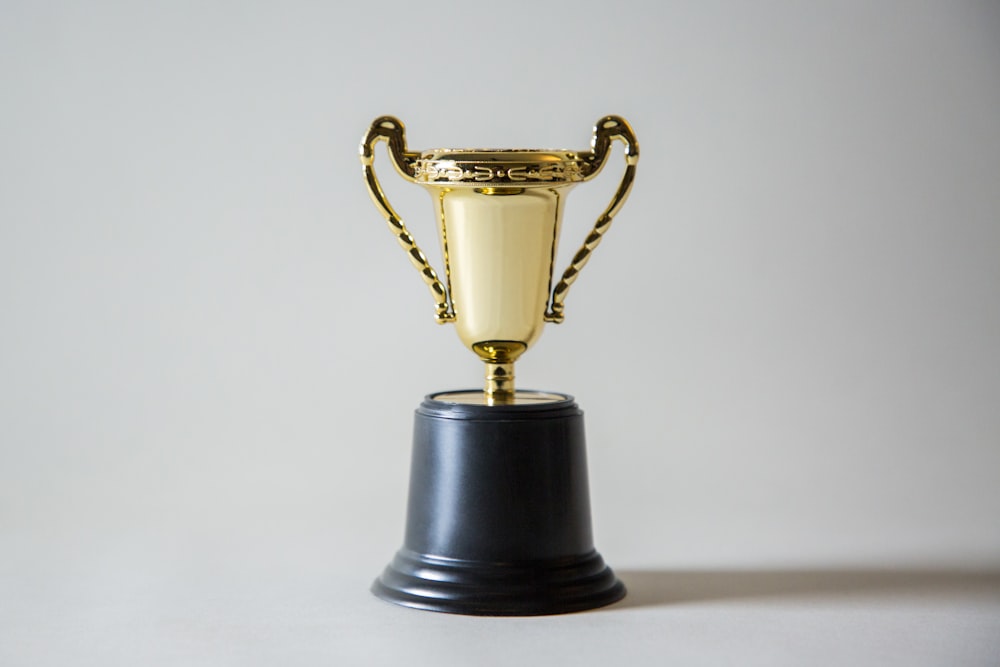 Piala emas melambangkan turnamen slot mingguan